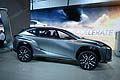 Immagine laterale della Lexus LF-NX Concept in vetrina al Salone di Detroit