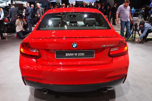 BMW - Bmw M 235i  dotata di motore turbo sei cilindri in linea da 240 kW in grado di erogare una potenza di 326 CV