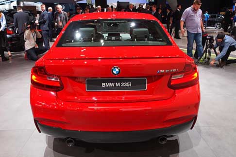 BMW - Bmw M 235i  dotata di motore turbo sei cilindri in linea da 240 kW in grado di erogare una potenza di 326 CV