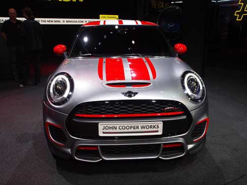 Mini - A recitare il ruolo di debuttante assoluta, in veste di premiere mondiale, troviamo la nuovissima MINI John Cooper Works Concept, versione da pista dedicata alla clientela alla ricerca di una guida stile racing.