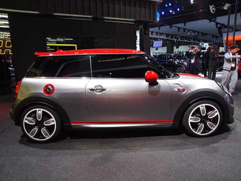 Mini - MINI John Cooper Works Concept offre prese daria molto ampie sul frontale e uno spoiler posteriore, bandelle sottoporta e grembialatura posteriore e i cerchi in lega leggera da 18 pollici.