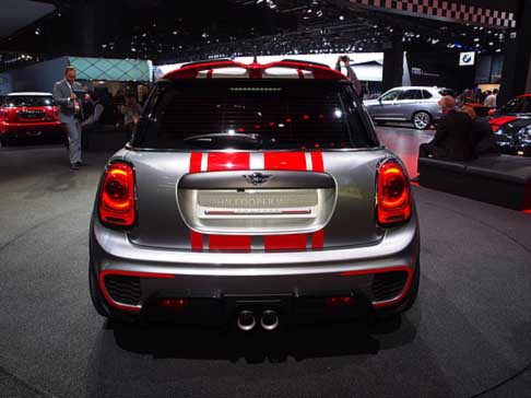 Mini - La concept car  dotata di sistema di scarico sportivo con silenziatore John Cooper Works. Anche i due tubi di scappamento cromati sfoggiano lomonimo logo. 