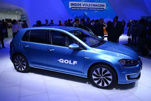 Volkswagen - Offerta solo nella versione cinque porte, Volkswagen e-Golf  immediatamente riconoscibile per le ruote in lega di alluminio e per i fari a LED.