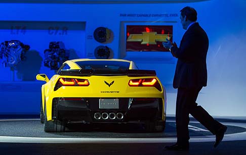 Chevrolet - All'interno, la Corvette Z06 si distingue dalla Corvette Stingray per le combinazioni di colori uniche che sottolineano la cabina di guida incentrata sul guidatore.