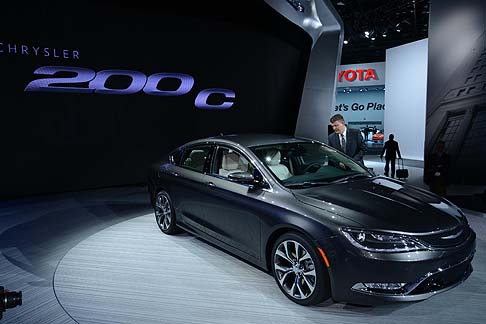 Chrysler - Nata nel segno della nuova alleanza strategica siglata tra i brand Fiat e Chrysler, la nuova Chrysler 200, regina dello stand di Detroit, rappresenta la nuova generazione della nota berlina premium a stelle e strisce.