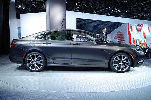 Chrysler - Superfici pulite ed espressive definiscono il nuovo appeal della Chrysler 200, interprete di un design senza tempo basato su una eleganza semplice e non ostentata.