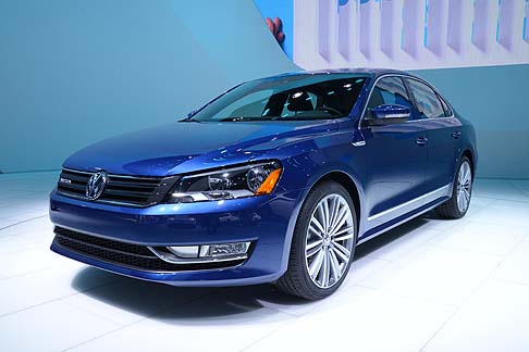 Volkswagen - Volkswagen Passat BlueMotion Concept sottolinea come sia possibile guidare una vettura efficiente dal punto di vista ambientale senza necessariamente acquistare un veicolo ibrido o elettrico.