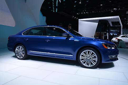 Volkswagen - Dal punto di vista estetico,Volkswagen Passat BlueMotion Concept presenta una livrea Reef Blue metallizzata e lievi modifiche che la distinguono dalle altre Passat.