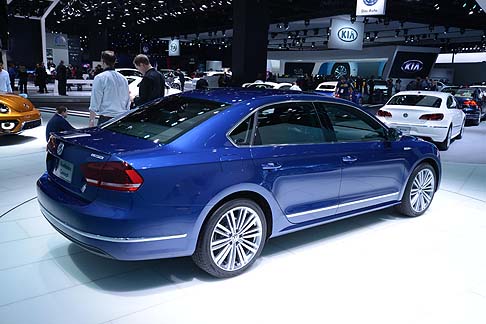 Volkswagen - Volkswagen Passat BlueMotion Concept impiega un tradizionale motore a benzina 1.4 TSI a iniezione diretta abbinato al sistema Start&Stop e alla tecnologia cylinder on-demand.