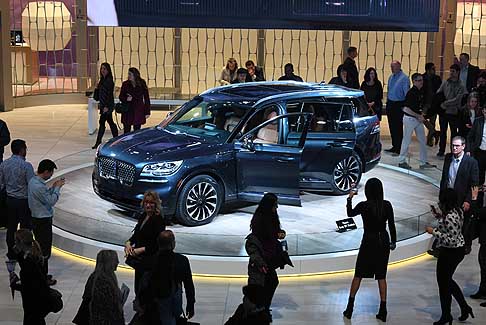 Lincoln - Aviator propone le sospensioni pneumatiche a controllo elettronico e dotazioni a supporto della guida come il Traffic Jam Assist e l'Evasive Steeer Assist