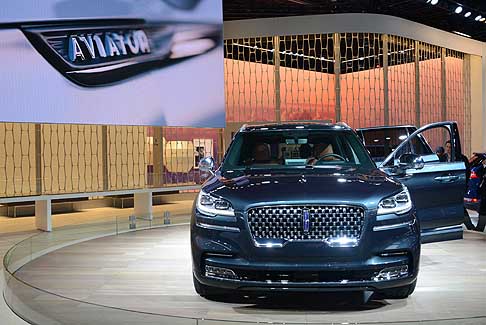 Lincoln - Equipaggiata con la trazione posteriore, Lincoln Aviator offre proporzioni possenti e ambienti interni declinati sui temi Flight, Chalet e Destination