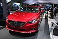 Vista frontale della rinnovata Mazda 6, in anteprima a Detroit