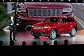 Presidete e CEO Mike Manley e la vettura Jeep Grand Cherokee al Detroit North American International Auto Show 2013