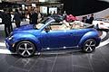 Volkswagen Beetle Convertible azzurra laterale al Salone di Detroit
