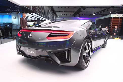 Acura - Lultima evoluzione della NSX svela lindirizzo del design degli interni, caratterizzati da unottima visibilit, una posizione di guida robusta accompagnata da una intuitiva interfaccia Simple Sports.