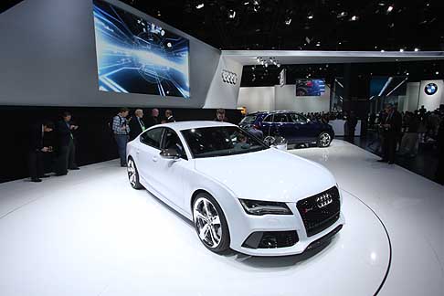 Audi - La grande coup a cinque porte, presentata in anteprima al Salone di Detroit, monta un motore 4.0 TFSI 560 CV (412 kW) dalle elevate performance. 