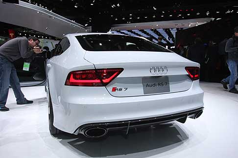 Audi - Nella parte posteriore, dove si segnala uno spoiler che fuoriesce elettricamente, risaltano il diffusore e i due grandi terminali di scarico ovali.