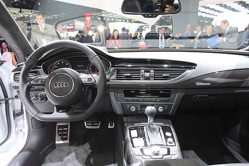 Audi - Nella ricca dotazione di serie non mancano i fari xeno plus, un sistema di controllo della pressione degli pneumatici, il sistema di ausilio al parcheggio plus, il climatizzatore automatico a tre zone, un dispositivo di regolazione della velocit.