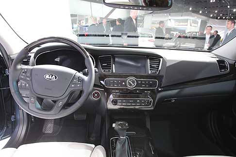 Kia - Lunga quasi 5 m, larga 1,85, con un peso pari a 2845 mm, la vettura offre due pacchetti, Premium e Technology.
