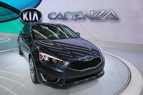 Kia - Dedicata al mercato a stelle e strisce la lussuosa berlina Kia Cadenza sceglie il parterre di Detroit per la presentazione ufficiale, prima del lancio commerciale previsto per la fine del 2013. 