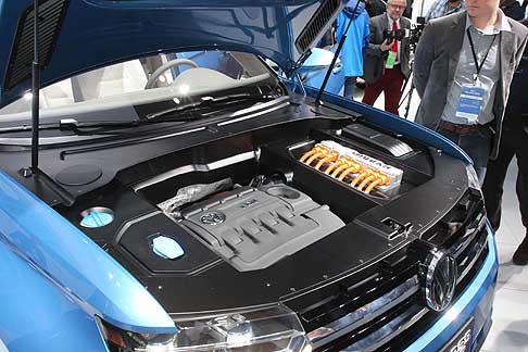 Volkswagen - La batteria agli ioni di litio consente alla CrossBlue di percorrere una distanza massima di 14 miglia (ciclo USA) e 33 km (ciclo europeo NEFZ) a trazione puramente elettrica.