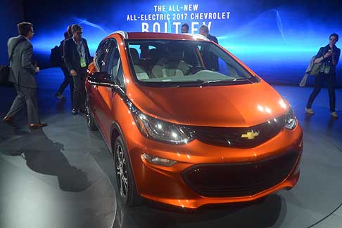 Chevrolet - La vettura promette una grande autonomia, 320 km secondo i dati ufficiali e un prezzo molto competitivo, 30.000 dollari. 