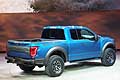 Ford F-150 Raptor propone cerchi da 17 pollici e il doppio scarico posteriore, mentre a bordo domina la tecnologia.