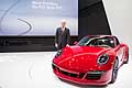 Matthias Muller con la Porsche 911 Targa 4 GTS al Salone di Detroit 2015