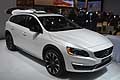 Volvo V60 Cross Country white al Salone di Detroit 2015