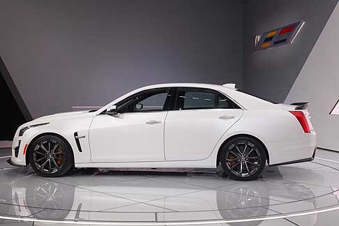 Cadillac - Cadillac CTS V con prestazioni al vertice: 3,7 secondi per passare da 0 a 100km/h, e 320km/h di velocit max