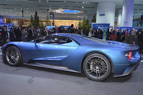 Ford - La nuova Ford GT, vettura sportiva destinata al mercato globale, assicura prestazioni elevatissime grazie alla presenza del pi potente EcoBoost mai prodotto, un V6 3.5 da oltre 600 CV, e al telaio in carbonio e alluminio. 