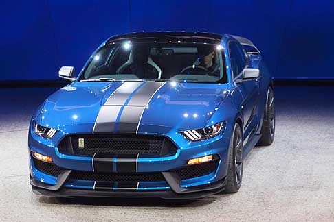 Ford - La versione R della Shelby GT350, in vendita nel 2016,  riservata alla pista e si distingue per il peso leggero ottenuto eliminando climatizzatore, impianto audio e i sedili posteriori.