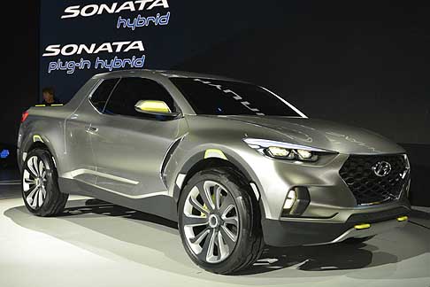 Hyundai - Nel frontale spiccano i gruppi ottici con doppia lente a LED separati dalla griglia centrale a nido d'ape. 
