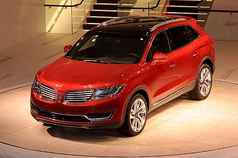 Lincoln - Lincoln MKX adotta anche un sistema di rilevamento ad ultrasuoni con 12 sensori per un parcheggio preciso nella massima sicurezza.