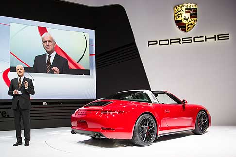 Porsche - Nella 911 Targa 4 GTS, il concetto Targa con trazione integrale e rollbar si unisce al piacere di guida tipico delle cabriolet offerta dal tettuccio Targa retraibile automaticamente.