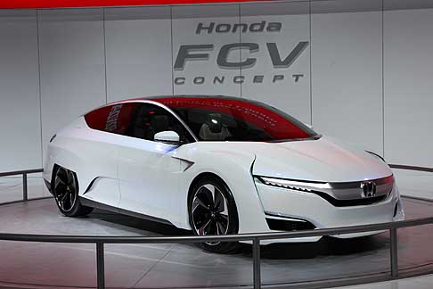 Honda  -  Dopo la presentazione avvenuta recentemente in Giappone durante il Salone di novembre 2014, Honda FCV Conceptsupera i confini nazionali per raggiungere la vetrina internazionale di Detroit e indossare la veste di premiere mondiale. 