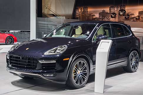 Porsche - Porsche Cayenne Turbo S  una sportiva vera che vanta prestazioni da autentica supercar, anche in pista: scatto da 0 a 100 km/h in 4,1 secondi e velocit massima di 284 km/h