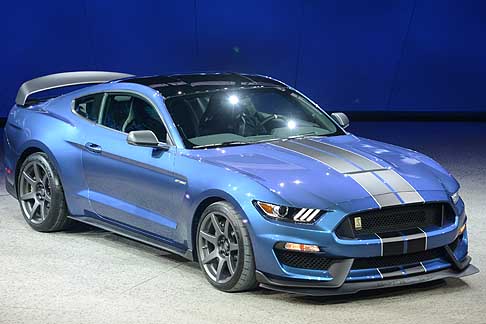 Ford - La nuova Mustang Shelby GT 350R  una sportiva senza compromessi realizzata partendo dal modello GT350, equipaggiata con il potente motore aspirato Ford, un V8 5.2 con pi di 500 CV e oltre 540 Nm di coppia. 