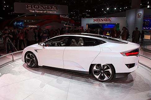 Honda  - Questa vettura rappresenta levoluzione stilistica, e non, dei veicoli alimentati a celle a combustibile gi prodotti da Honda, di cui il marchio si appresta lanciare la nuova generazione a partire da marzo 2016.