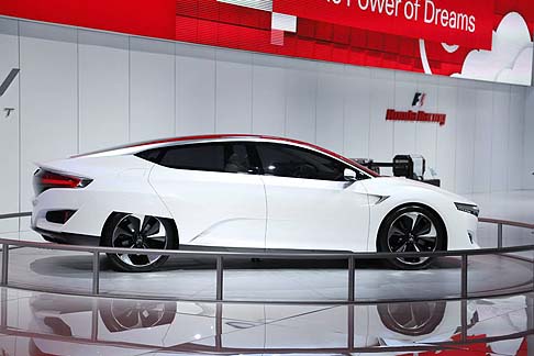 Honda  - In dettaglio, la Honda FCV Concept offre un ambiente spazioso con posti a sedere per cinque passeggeri, un'autonomia di oltre 480 km e un tempo di rifornimento di circa 3 minuti ad una pressione di 70 MPa.