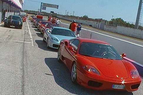 Donne-Motori-Show Ferrari