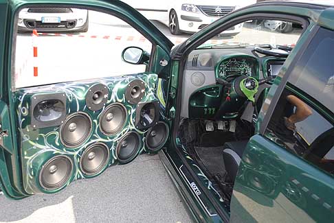 Tuning Estremo - Fiat Punto con portiere dotato di impianto sonoro estremo