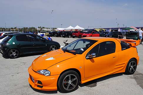 Tuning Estremo - Opel Tigra tuning con un alettone posteriore personalizzato ed adattato alla vettura