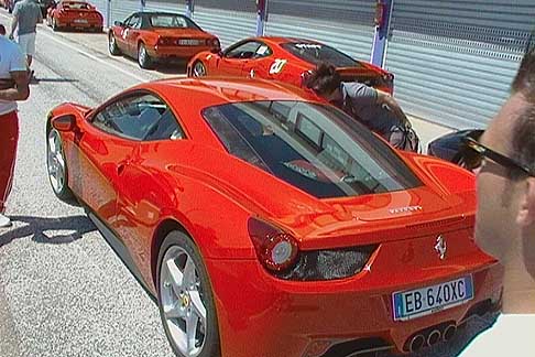 Donne-Motori-Show Ferrari