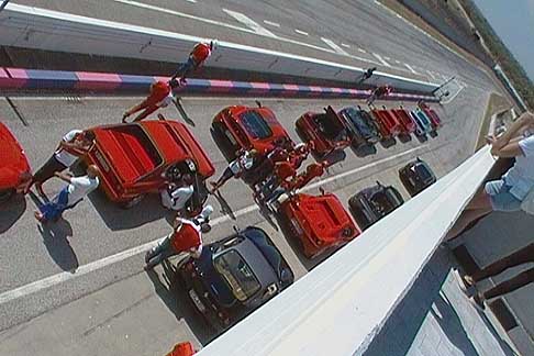 Donne-Motori-Show Ferrari