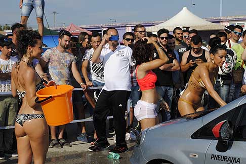 Donne & Motori Show 2015 - Sexy Car Wash con le accattivanti e sensuali Maristella e Sharon, che si sono presentate, in bikini succinti e la new entry Mary al Donne e Motori Show