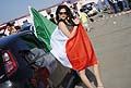 Donne e Motori Show con la bandiere dellItalia che avvolge Madalena