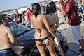 Ragazze in bikini per il Sexy car wash al Donne & Motori Show 2012