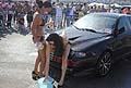 Sexy car wash con le seducenti ragazze vicino allAlfa Romeo 147 Mimix al Donne & Motori Show 2012 presso l Autodromo del Levante