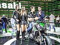 Girls che affiancano la moto Kawasaki Z1000 allEicma 2013